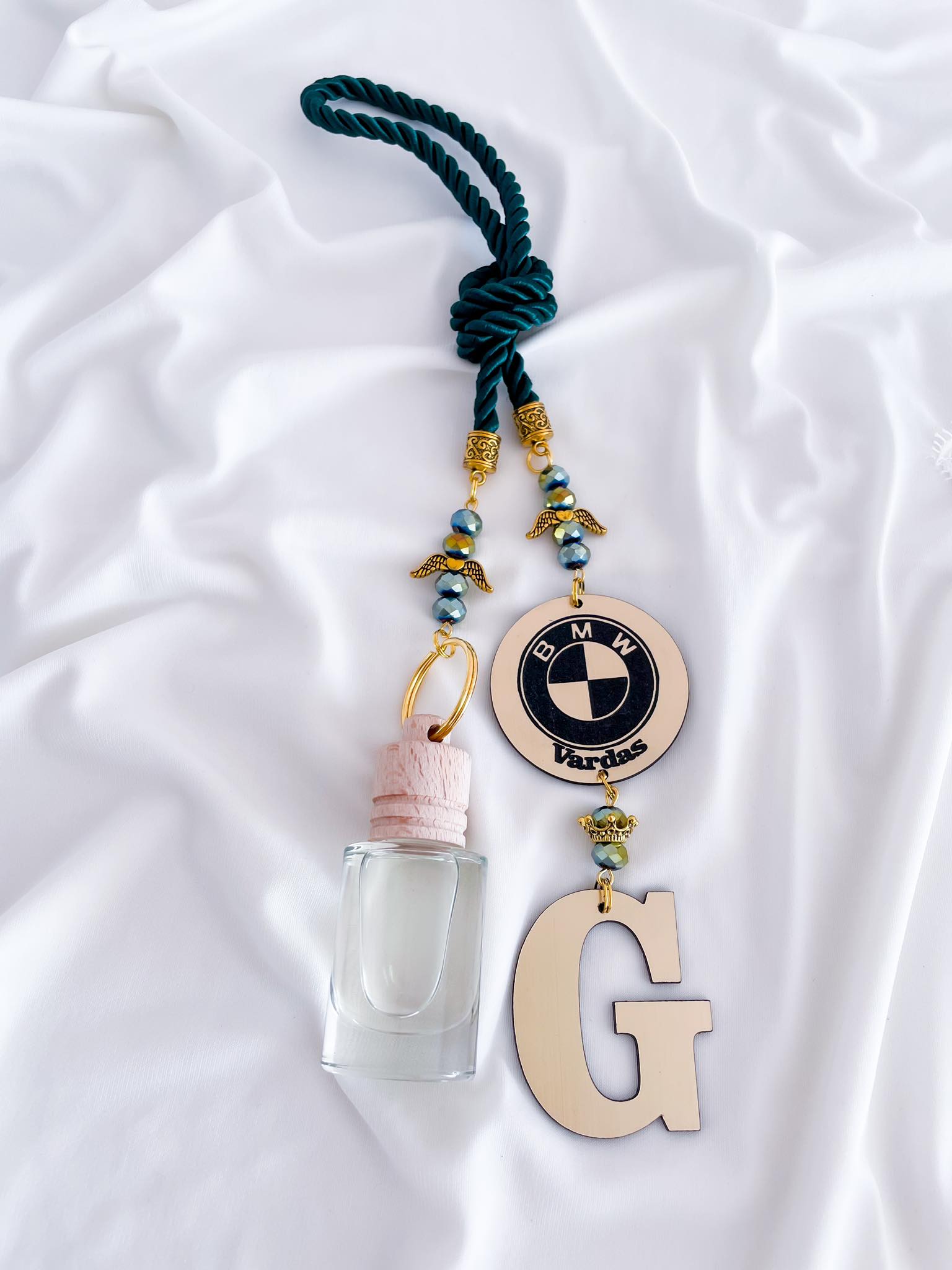 Automobilio pakabukas-kvapukas/ raidė (tamsiai žalia)