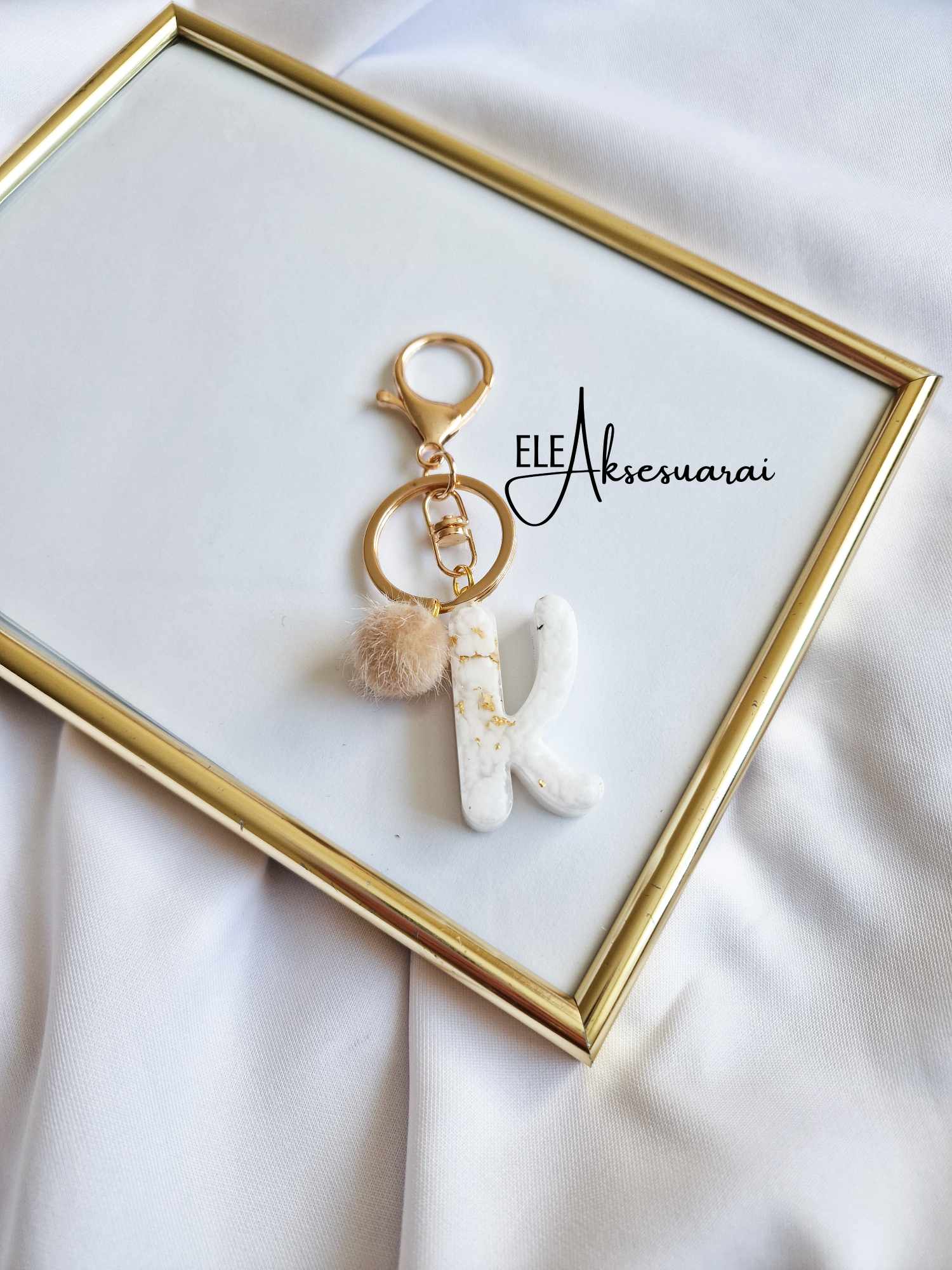 Raktų pakabukas balta ,,Raidė EPO"