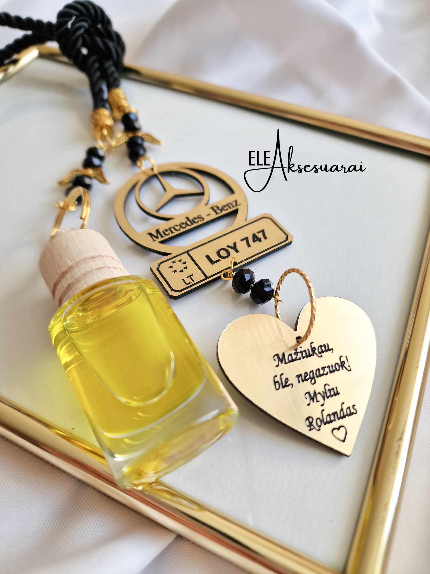 Juodas auto pakabukas su numeriais + Širdelė