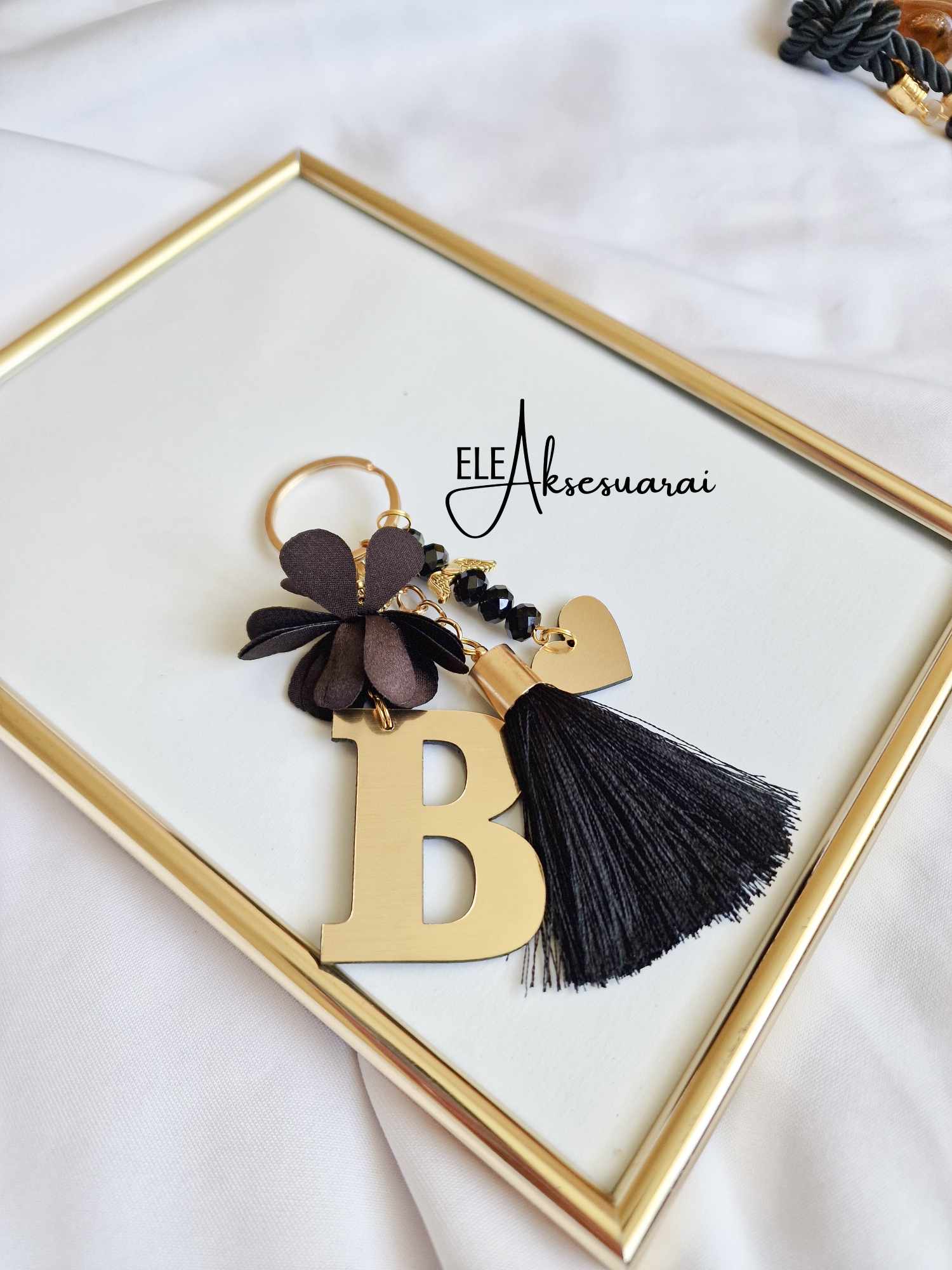 Raktų pakabukas juodas su vardo raide ir širdele