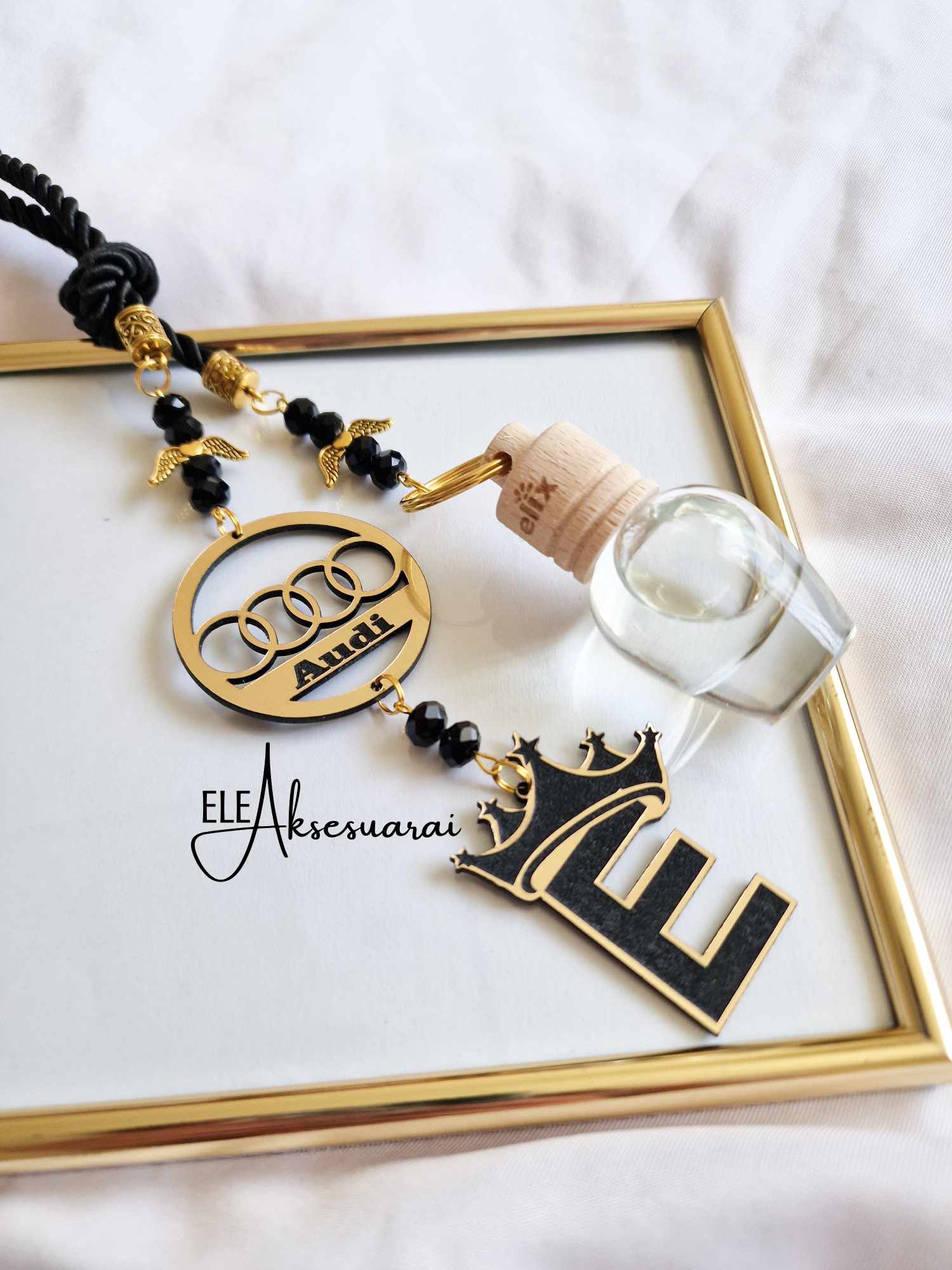 Juodas auto pakabukas - ,,Markė ir raidė su karūna"