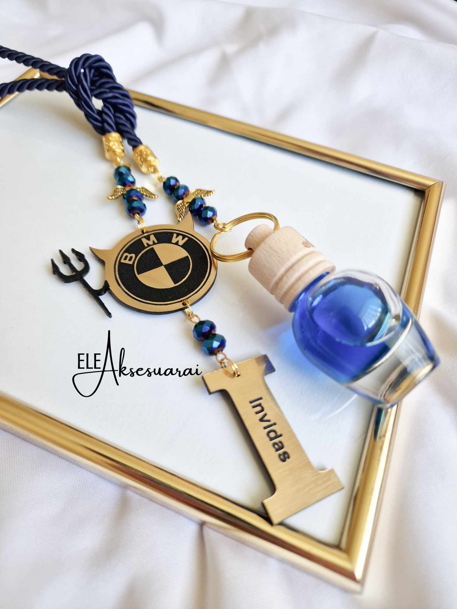 Mėlynas autopakabukas kvapukas - Markė velniukas plius raidė(Vardas)