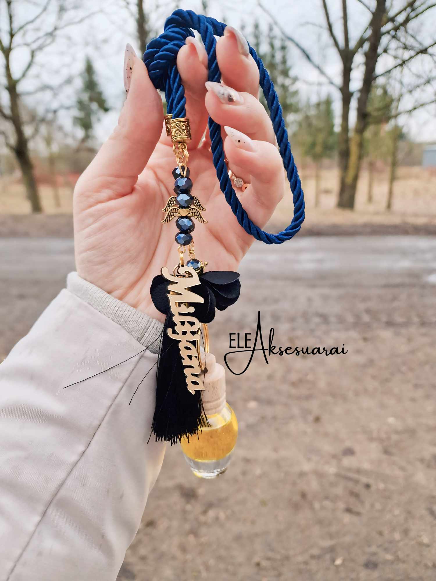 Tamsiai mėlynas + juoda autopakabukas su graviruotu vardu ir kutu