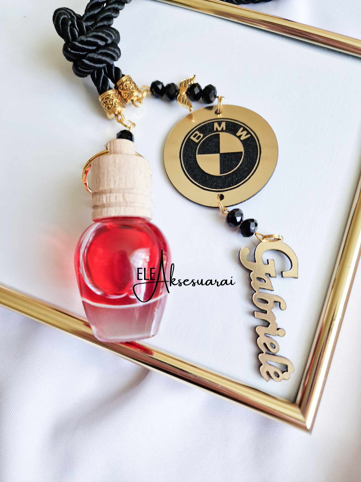 Juodas autopakabukas- kvapukas su marke ir pilnu vardu