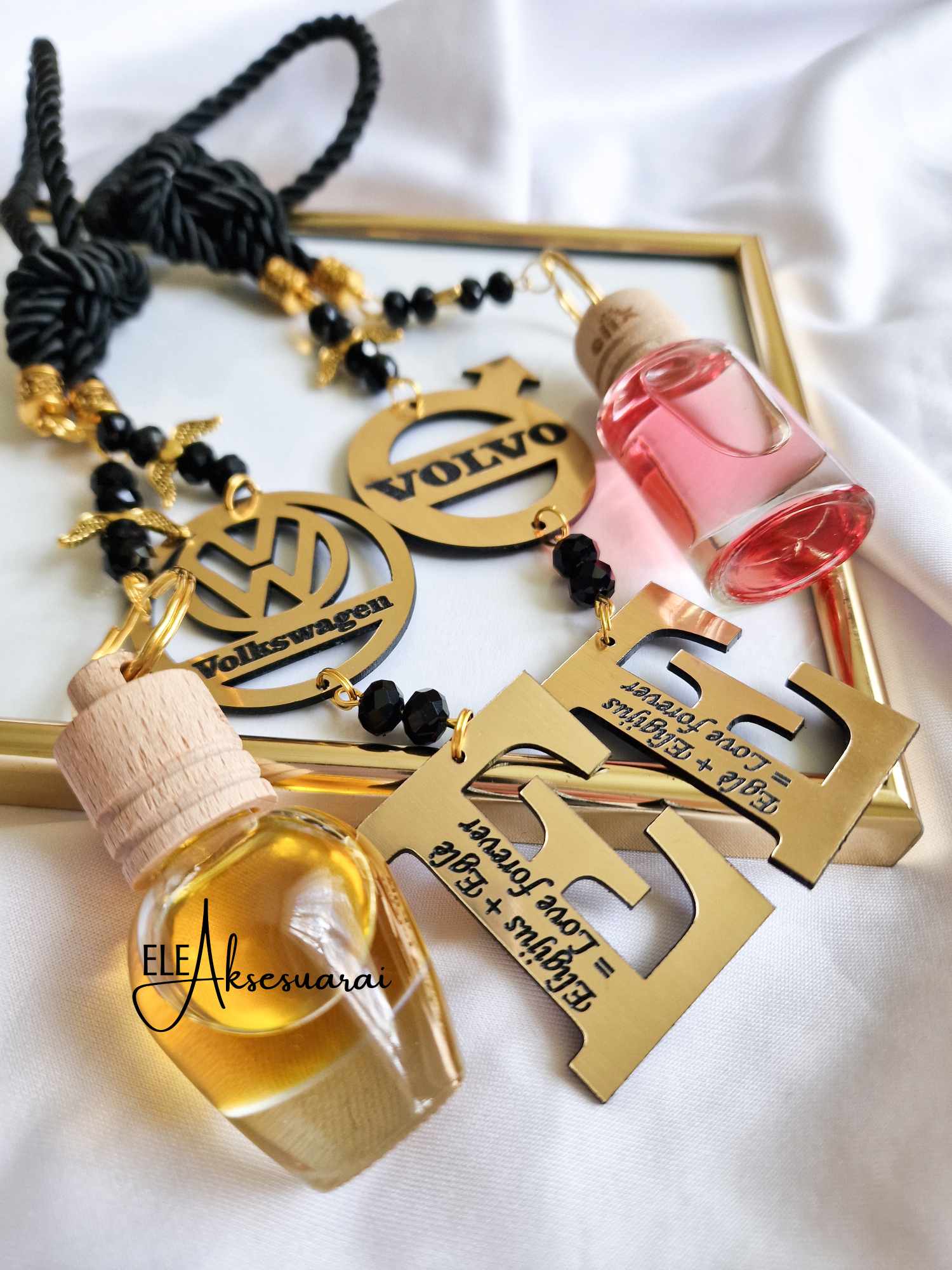 Juodas autopakabukas kvapukas su marke , raide ir norimu tekstu