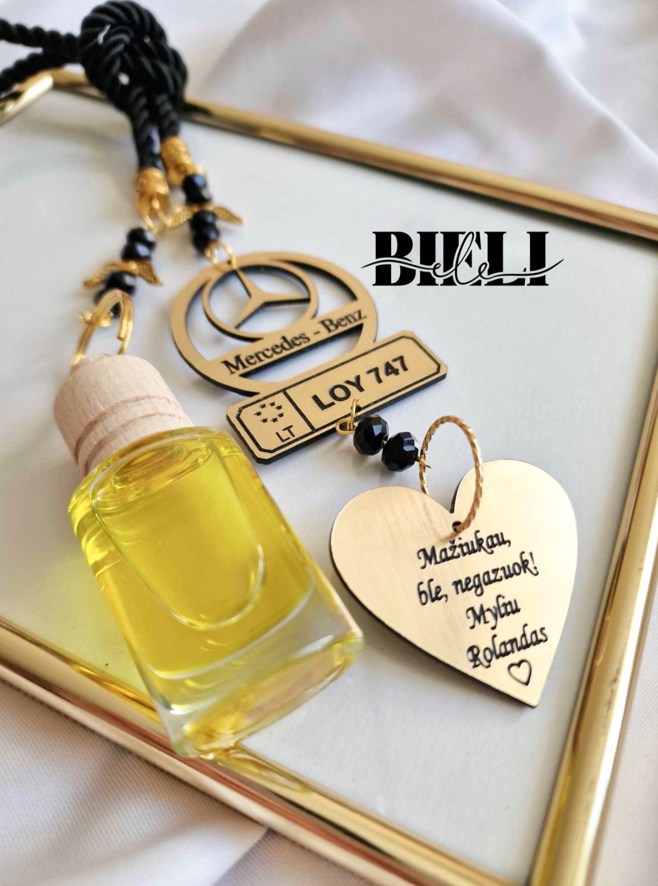 Juodas auto pakabukas su numeriais + Širdelė