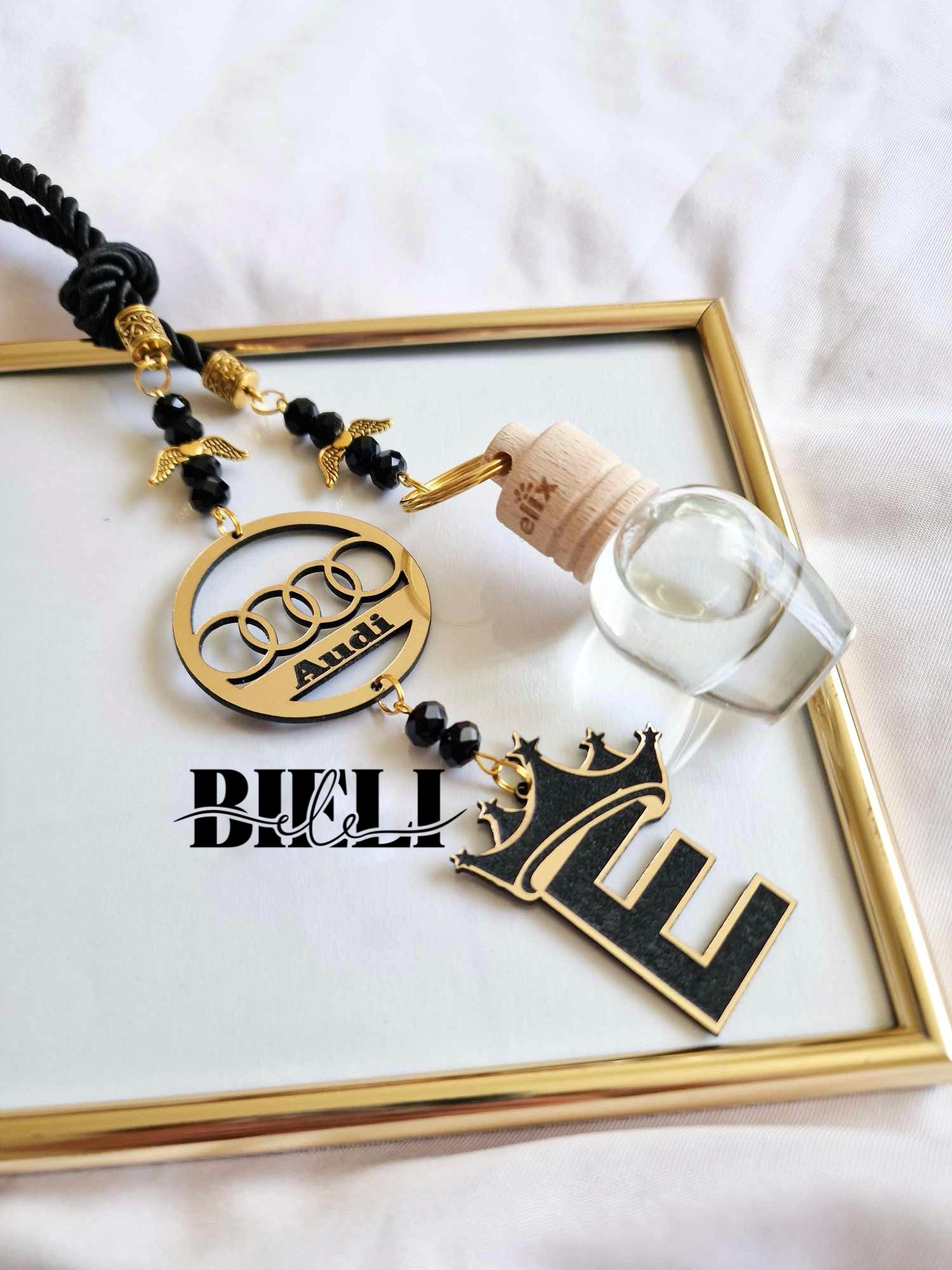 Juodas auto pakabukas - ,,Markė ir raidė su karūna"