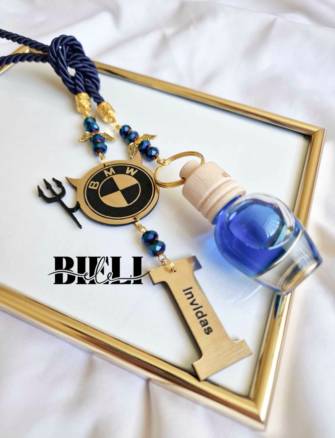 Mėlynas autopakabukas kvapukas - Markė velniukas plius raidė(Vardas)