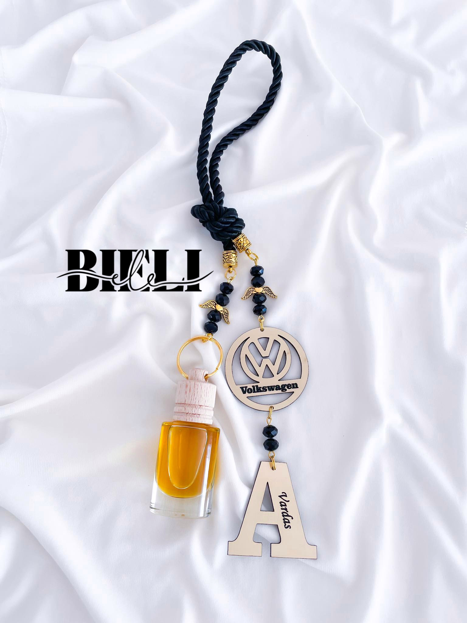 Automobilio pakabukas- kvapukas/ raidė (Juoda)