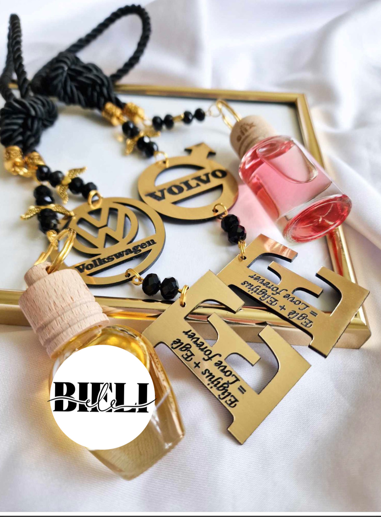 Juodas autopakabukas kvapukas su marke , raide ir norimu tekstu