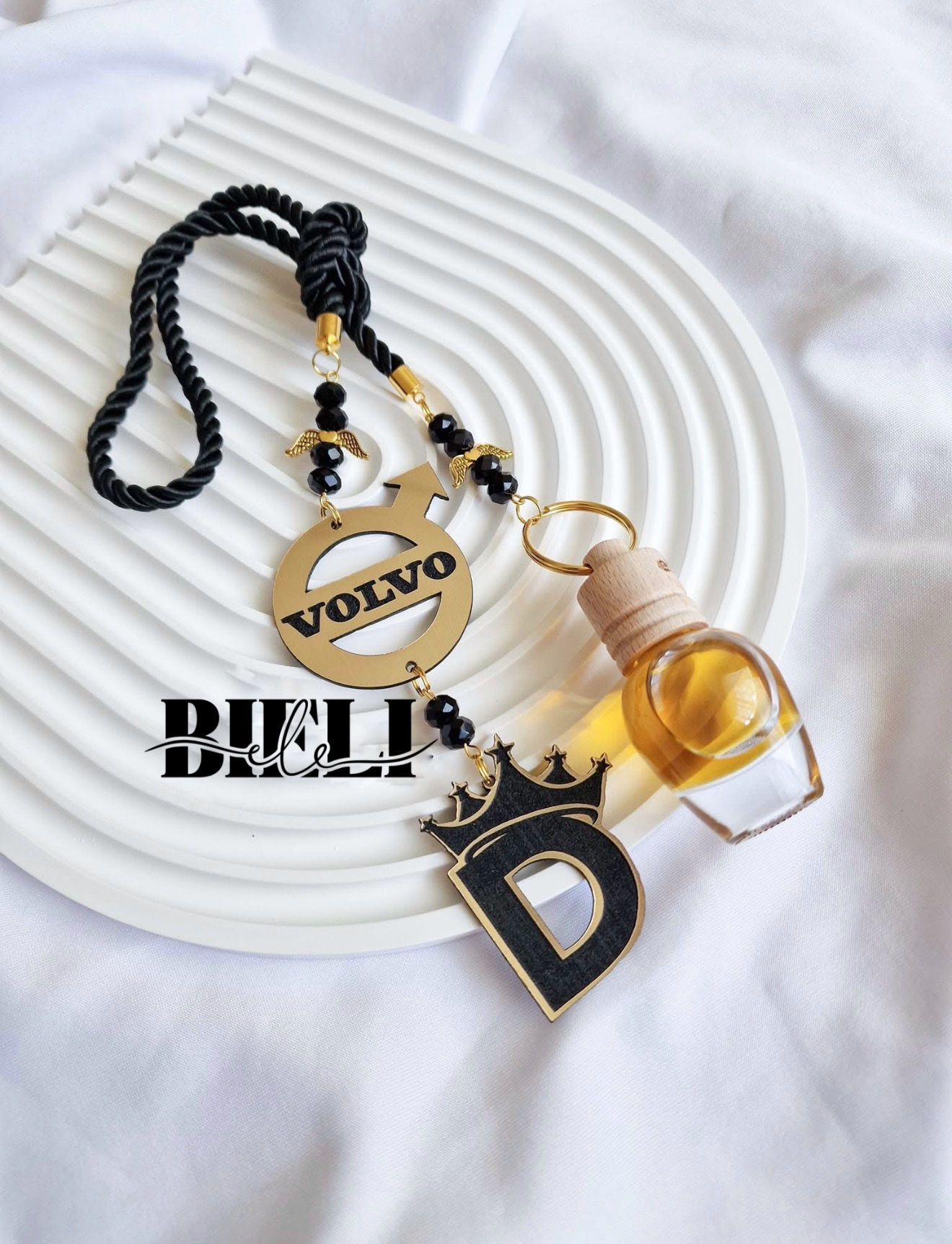 Juodas auto pakabukas - ,,Markė ir raidė su karūna"