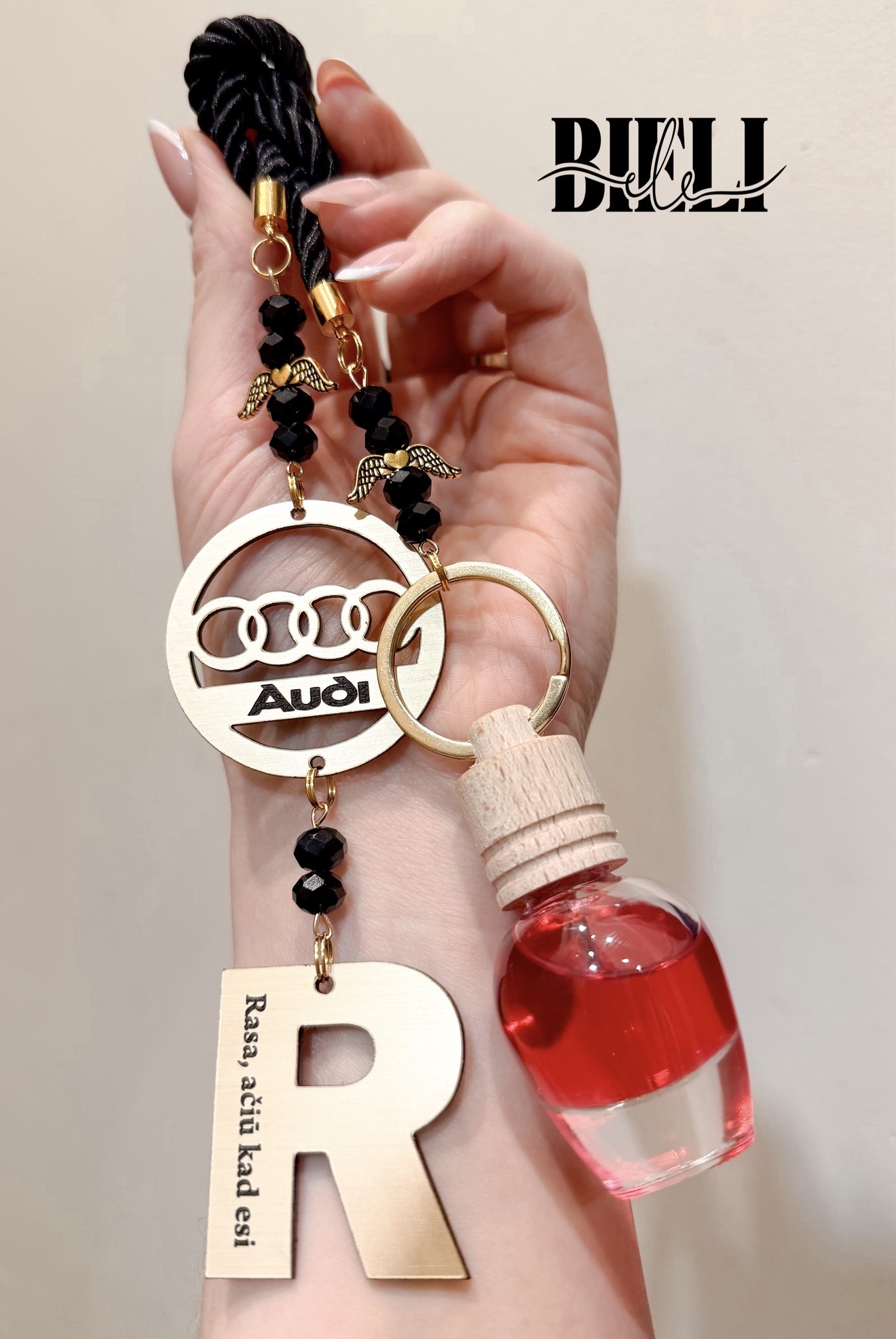 Auto pakabukas Juodas ,,markė ir raidė su tekstu"