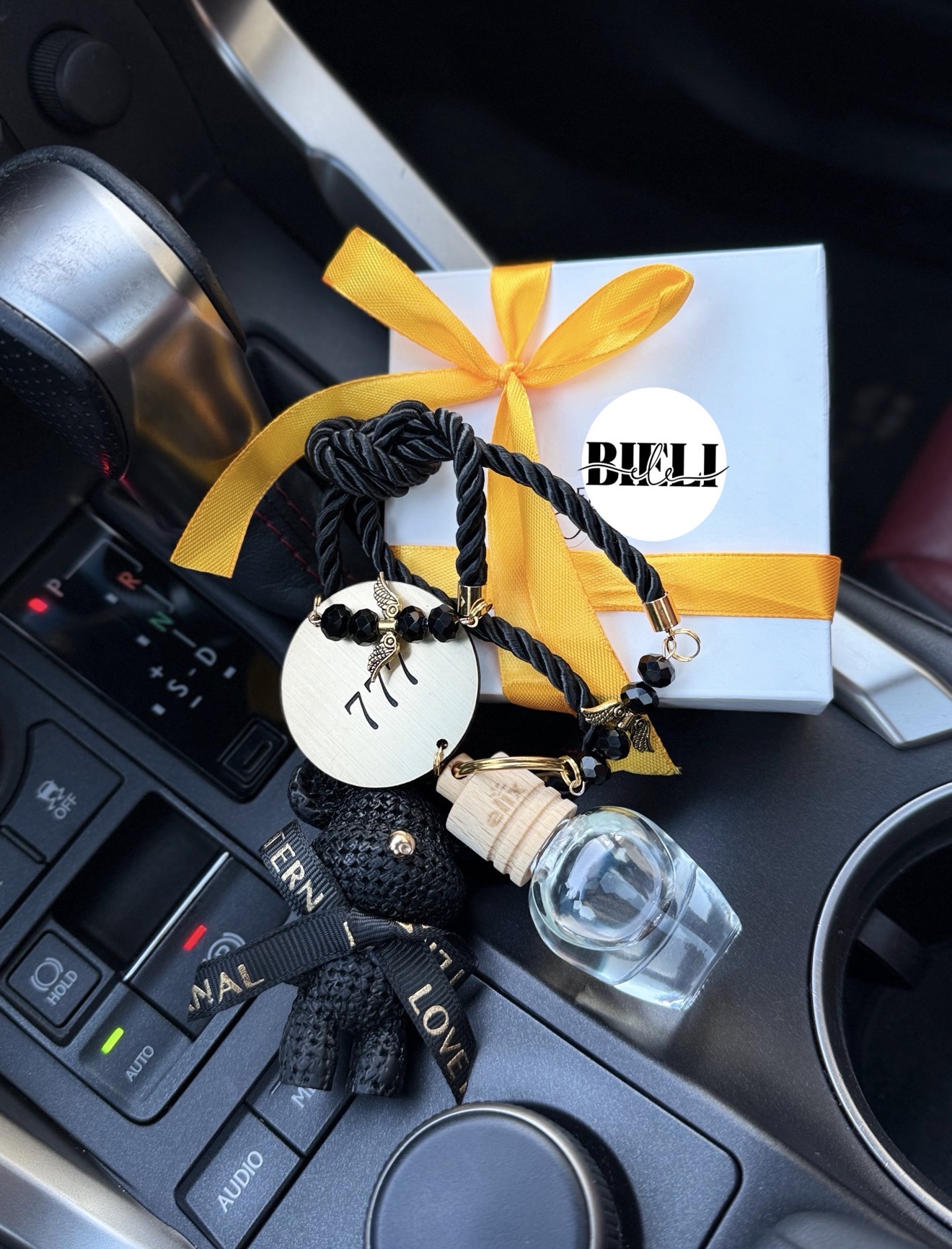 Auto pakabukas kvapukas ,,norimas tekstas arba markė + meškiukas’’